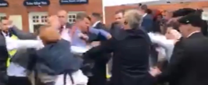 Copertina di L’insospettabile scazzottata tra gentiluomini: calci e pugni in giacca e cravatta alla gara ippica più glamour d’Inghilterra