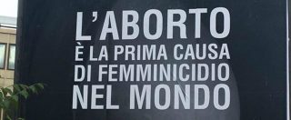 Manifesto prolife a Roma, cosa c’entra l’aborto con lo sterminio delle donne?