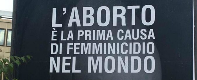 Manifesto prolife a Roma, cosa c’entra l’aborto con lo sterminio delle donne?