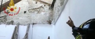 Copertina di Fermo, crolla il tetto di un’aula di un istituto tecnico: nessun ferito. Dirigente: “Lavori dopo il terremoto del 2016”