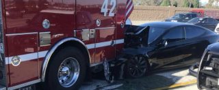 Copertina di Tesla, una Model S si schianta contro camion pompieri. L’Autopilot era inserito?