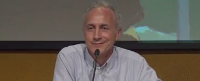 Copertina di Torino, Travaglio presenta ‘B come Basta’: “Un promemoria su Berlusconi. Continueranno a votarlo anche da morto”