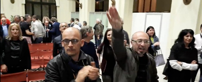 Copertina di Udine, il centrodestra conquista l’ultima roccaforte Pd. Il candidato Ugo Falcone (FdI) festeggia col saluto romano