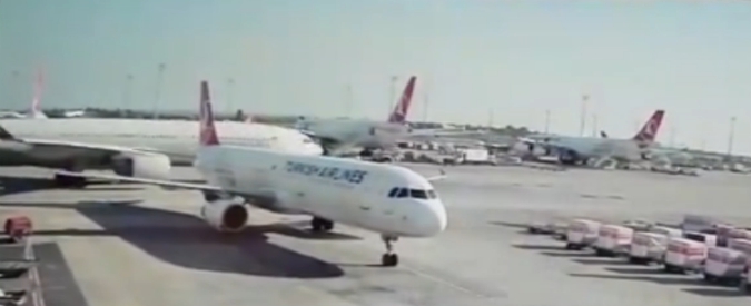 Copertina di Paura in pista, la manovra azzardata del pilota d’aereo: prova a passare dove non c’è spazio. Ecco cosa succede