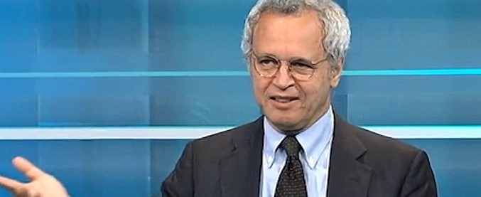 Copertina di Governo, Rocco Casalino non sa di essere in onda e Mentana interrompe il collegamento: “Non usiamo questi mezzucci”