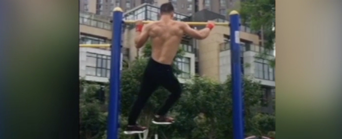 Copertina di Pensate di essere in forma? Allora non avete mai visto il campione delle trazioni: ciò che fa alla sbarra è sbalorditivo