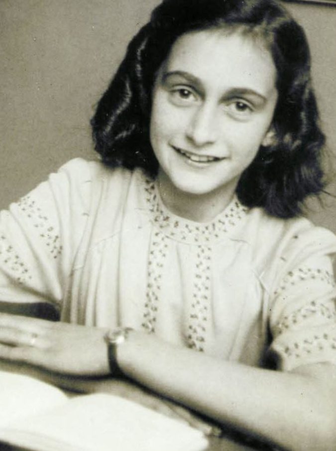 Anna Frank, ricostruite due pagine inedite del suo Diario. Contengono barzellette e appunti su “materie sessuali”