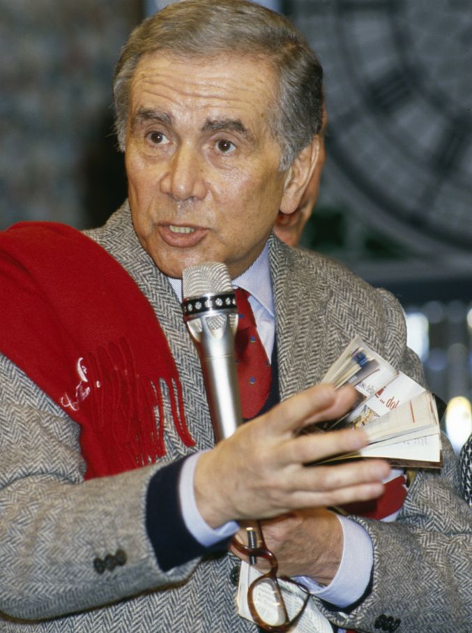 Enzo Tortora, 30 anni fa moriva il giornalista e conduttore televisivo. “Mi hanno fatto esplodere una bomba atomica dentro”