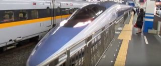 Copertina di Giappone, il treno parte con 25 secondi di anticipo: l’azienda si scusa per “l’enorme inconveniente non scusabile”