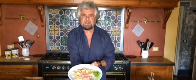 Copertina di M5s, Beppe Grillo mostra “la ricetta a 5 stelle”: “Tonno con schiacciatina toscana. Ci avete rotto il c…o”
