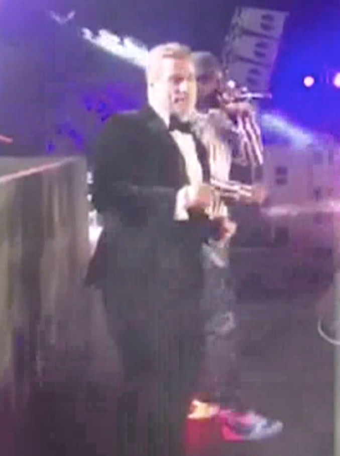 Copertina di Cannes, John Travolta in versione Pulp Fiction: si scatena e il red carpet diventa una pista da ballo