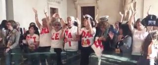 Copertina di Roma, approvata la mozione M5s sulla Casa delle donne. Proteste in aula e seduta sospesa: “Vergogna”