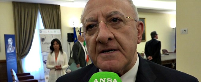 Copertina di Napoli, De Luca: “Vorrei fare il sindaco. I rom? A loro piace vivere sotto le stelle, vadano dove vogliono ma non qui”