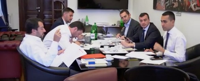 Copertina di Salvini e Di Maio al lavoro per il contratto di governo: diffuso il video (muto) della riunione