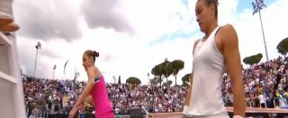Copertina di Tennis, agli internazionali di Roma Karolina Priskova perde la brocca e prende a racchettate la sedia dell’arbitro
