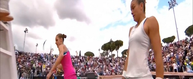 Copertina di Tennis, agli internazionali di Roma Karolina Priskova perde la brocca e prende a racchettate la sedia dell’arbitro