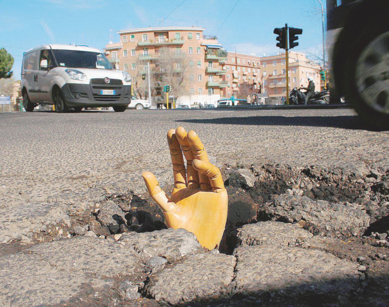 “Almeno dove sono ora io non ci sono buche…” - Così ieri Matteo Salvini ha commentato lo stato delle strade di Roma (governata da M5S). Nella foto, l'opera dell'artista Andrea Gandini - Ansa Tu buca es mi buca, il Salvimaio va avanti. Raggi e Putin ringraziano