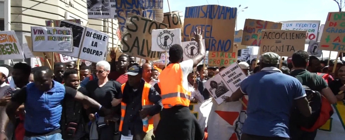 Copertina di Immigrazione, migliaia di persone in corteo a Napoli: “No a Salvini, sì a reddito e diritti per tutti”