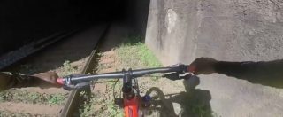 Copertina di Con la bici in galleria, sembra un cartone animato ma è la realtà. Il video che vi lascerà senza fiato