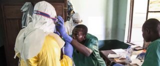 Copertina di Congo, l’epidemia di Ebola arriva nelle città: 2 vittime e 45 casi confermati. Oms: “Non c’è emergenza internazionale”