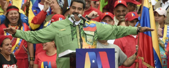 Venezuela, le elezioni farsa per fare vincere Maduro. L’opposizione: “Chi vota per lui riceve cibo”