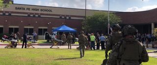 Copertina di Usa, sparatoria in liceo in Texas: “Dieci morti”. Sospetto assalitore ha 17 anni. Polizia: “Trovati tubi bomba”