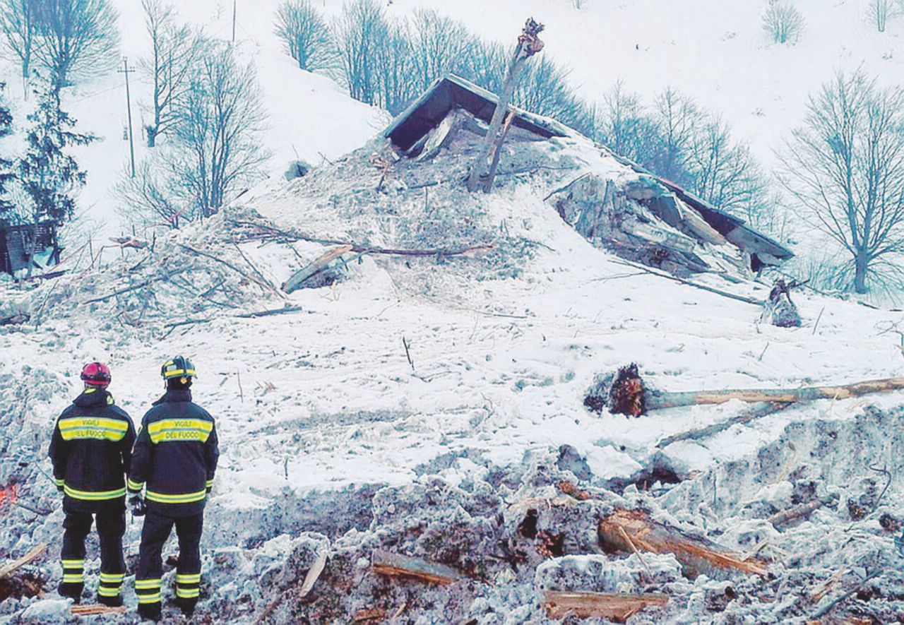Copertina di Per i 29 morti di Rigopiano. D’Alfonso accusa dirigente