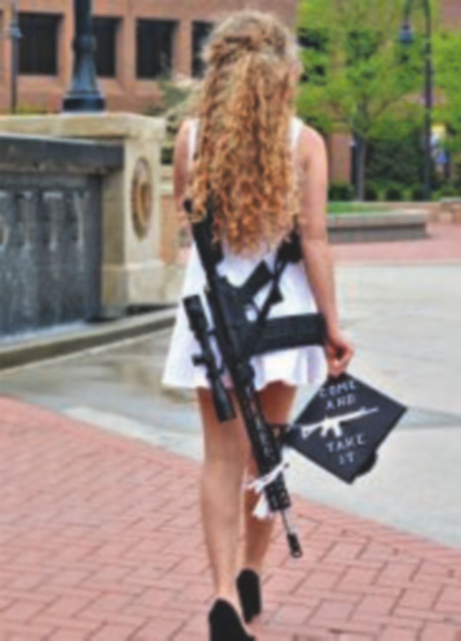 Copertina di “Born to kill”: dopo l’esercitazione anti-strage spara ai compagni, 10 morti