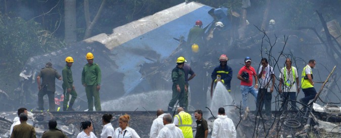 Copertina di L’Avana, boeing 737 si schianta al decollo: 107 morti. Tre donne sopravvissute. Tra le vittime una cittadina cubana naturalizzata italiana