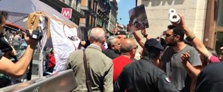 Copertina di Gazebo M5s-Lega, a Napoli contestazione dei centri sociali. Cori e lanci di carta igienica: “Avete dimenticato il Sud”