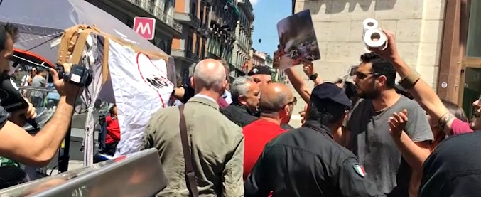 Gazebo M5s-Lega, a Napoli contestazione dei centri sociali. Cori e lanci di carta igienica: “Avete dimenticato il Sud”