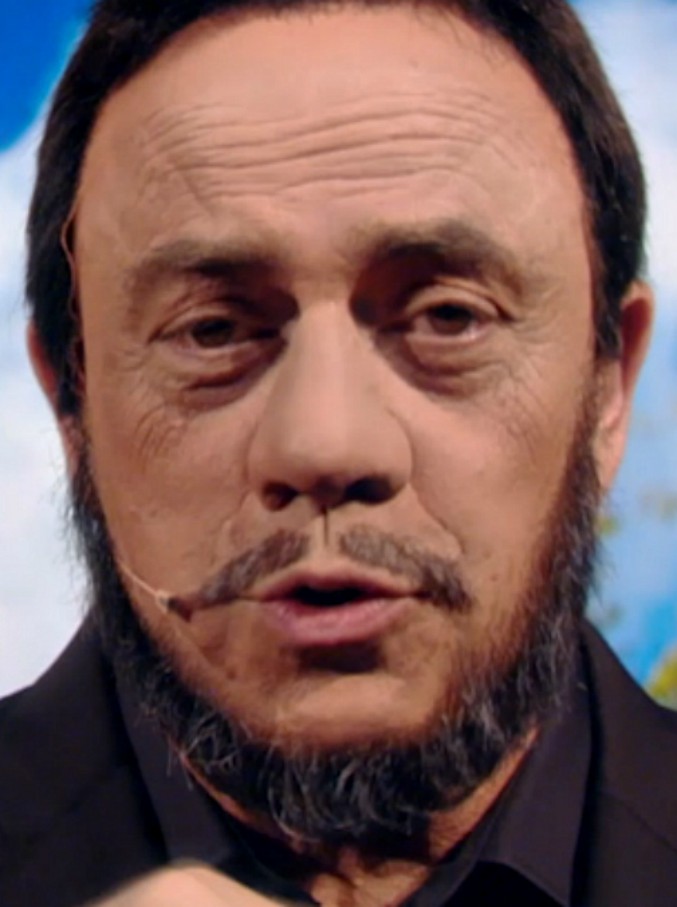 Copertina di Crozza-Salvini in diretta su Facebook elenca i punti del contratto Lega-M5s. E spiega (a modo suo) come troverà le coperture