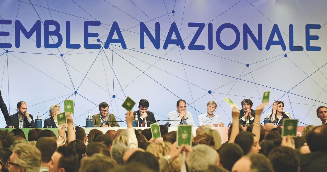 Fischi, rabbia e ribellioni: il Pd non decide e implode Fischi, rabbia e ribellioni: il Pd non decide e implode