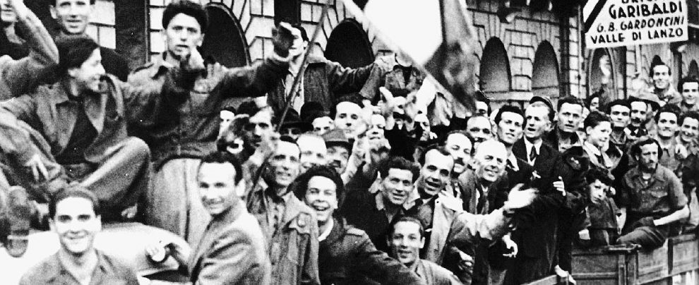 La Liberazione - Sfilata di partigiani per le vie Torino il 25 aprile 1945. - LaPresse Segre e i suoi cento anni di Resistenza al fascismo