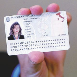 Copertina di Caos carta d’identità: il Viminale “dimentica” il foglio provvisorio, migliaia di italiani bloccati rischiano di perdere ferie e biglietti
