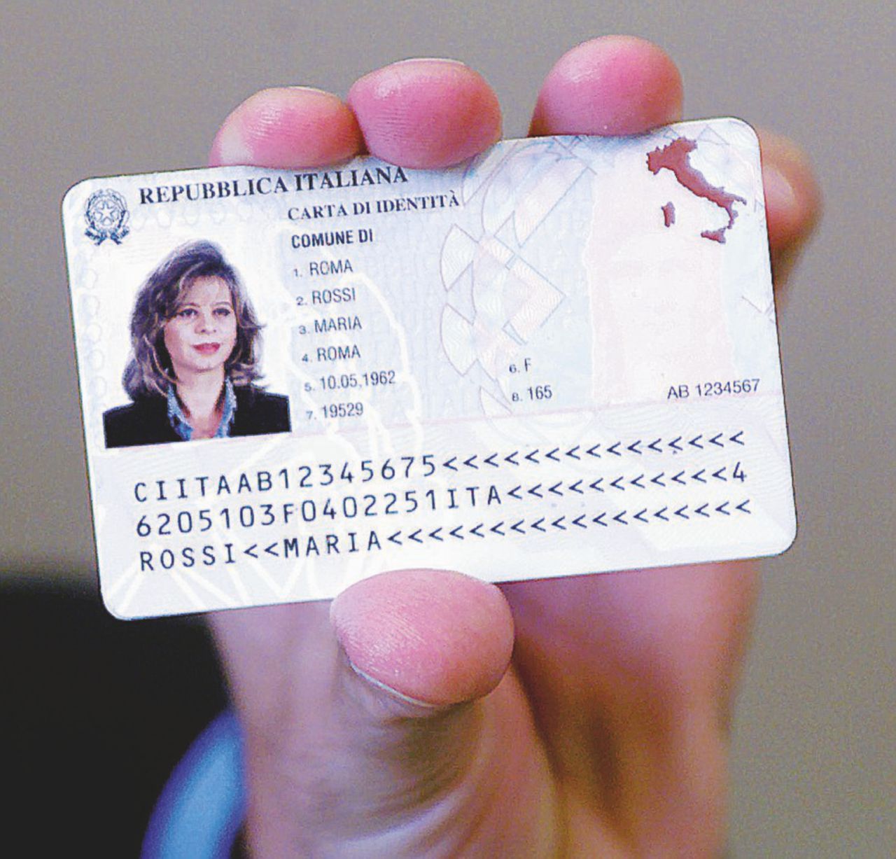 Caos carta d’identità: il Viminale “dimentica” il foglio provvisorio, migliaia di italiani bloccati rischiano di perdere ferie e biglietti