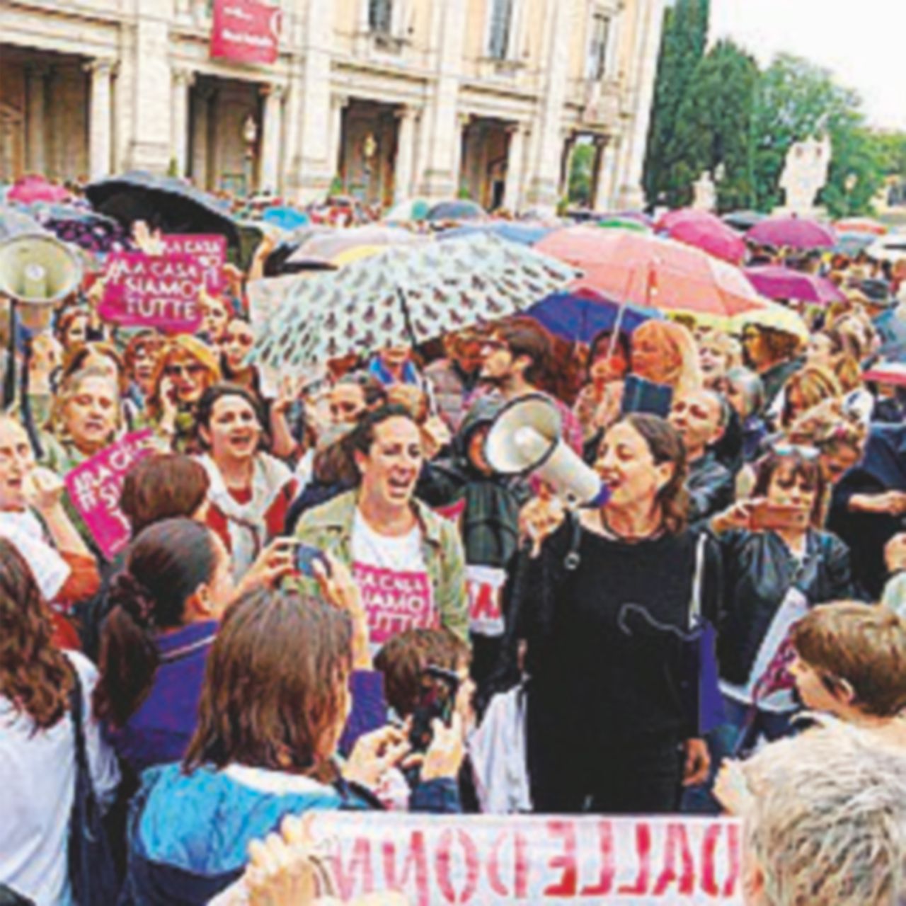 Casa Donne, mille in piazza Raggi si difende “Non chiuderà”