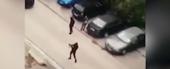 Copertina di Non è Narcos ma la realtà: scendono dall’auto incappucciati e armati seminano il panico. Ecco cosa succede nel quartiere