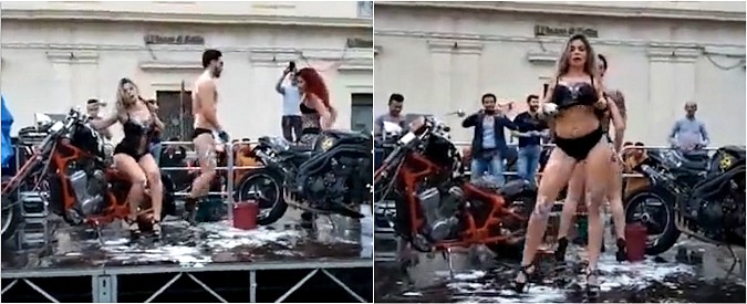Copertina di Avola, spogliarello e spettacolo sexy in piazza di domenica mattina. Polemica per l’iniziativa dei bikers