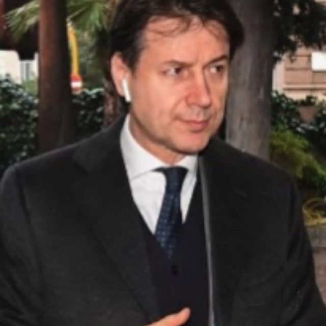 Giuseppe Conte, su Twitter ecco l’account fake: e il premier in pectore parla come Rovazzi