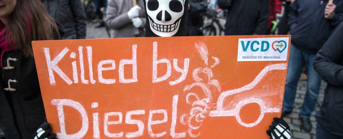 Dieselgate, 3 città si ribellano a Bruxelles Ricorso alla Corte Ue: “Commissione ha dato ai big dell’auto diritto di inquinare”