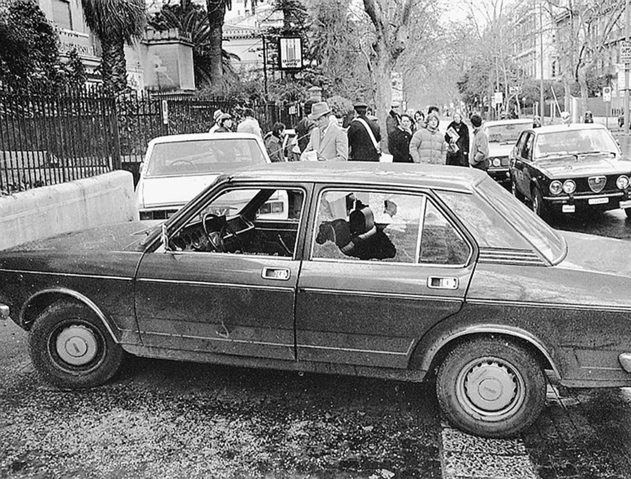 Omicidio Mattarella, la targa trovata nel covo dei Nar e il verbale del generale Mori: in un libro i misteri del delitto