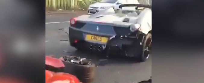 Copertina di Lo scontro alla rotonda tra supercar è da capogiro. Guarda che brutta fine hanno fatto la Ferrari e la Porsche