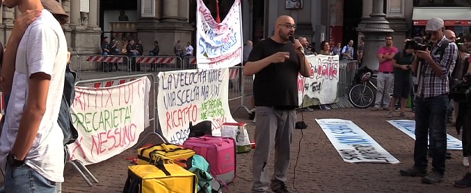 Copertina di Milano, rider chiedono diritti dopo l’infortunio di Francesco: “Lui ha perso una gamba. Non aspetteremo il morto”