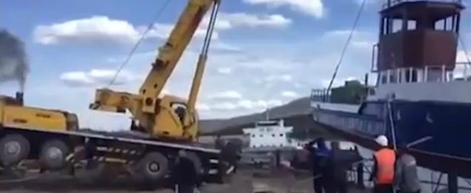 Copertina di “Ri-vadi contessa, ma più centrale”: il varo della nave è fantozziano. E per la gru finisce malissimo