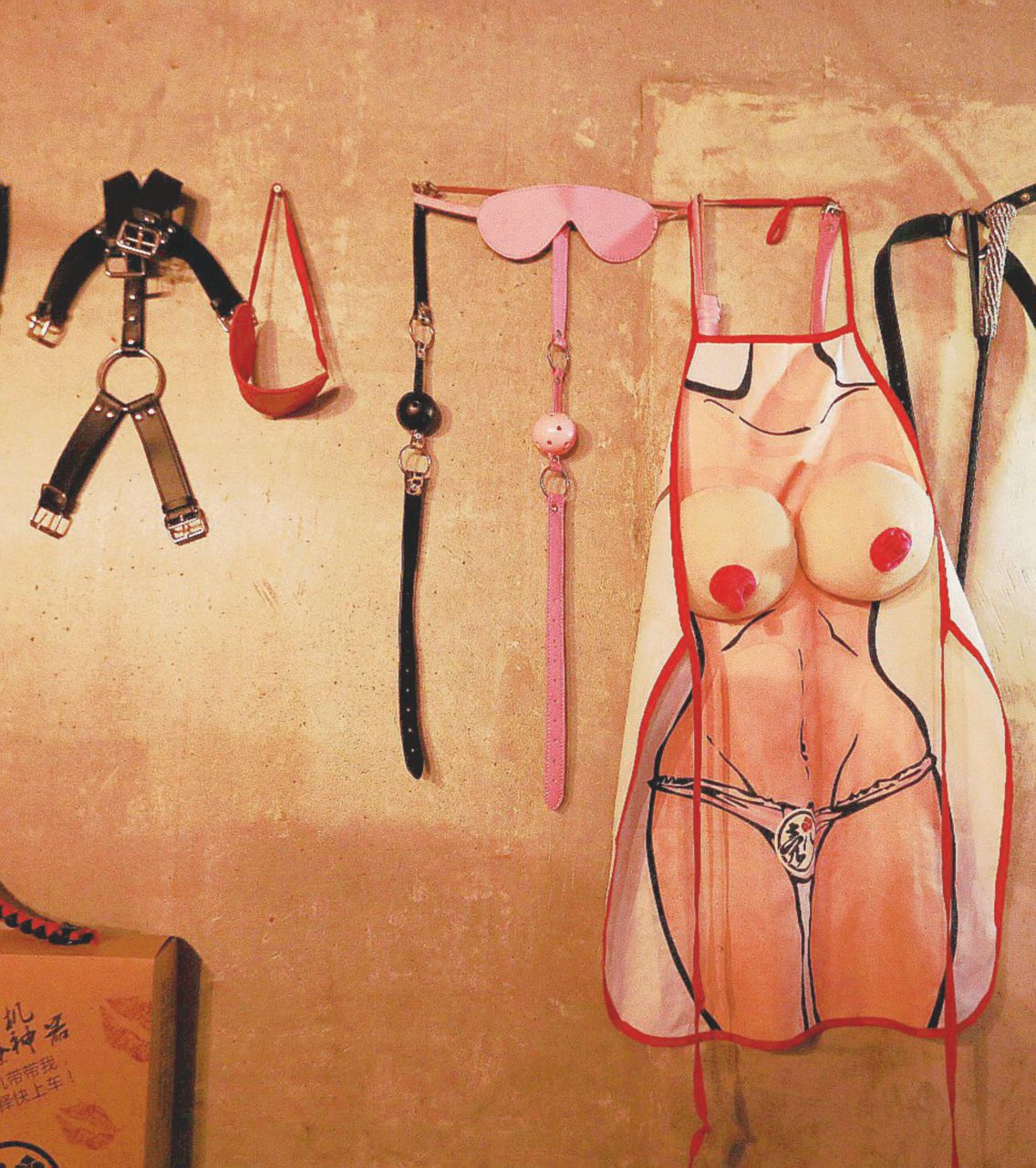 Copertina di “Findom”: umiliati, derubati e felici (ma senza esagerare)