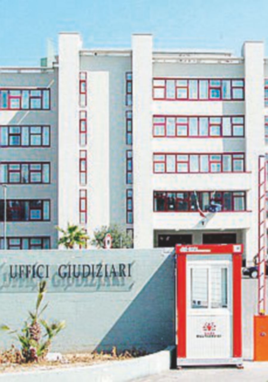 Bari, il Palagiustizia cade a pezzi: dichiarato inagibile