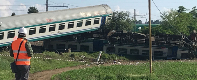 Copertina di Torino-Ivrea, scontro tra treno e tir: due morti e 23 feriti. Dubbi su dinamica. Anas: “Camion non ha rispettato norme”