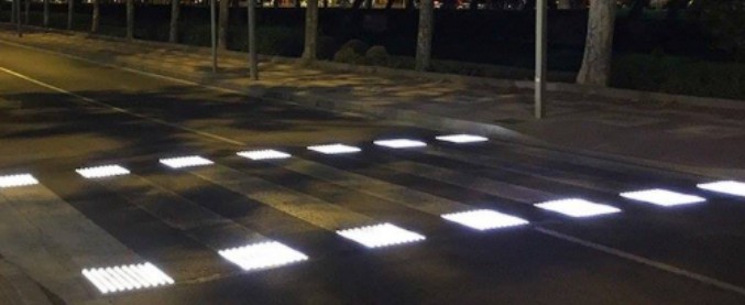 Roma, gaffe del capogruppo M5s Ferrara: “A S. Giovanni strisce pedonali luminose” Ma la fotografia è di una città in Spagna