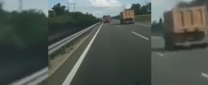 Copertina di Sui social mentre è alla guida: il terribile frontale con un tir in diretta Facebook